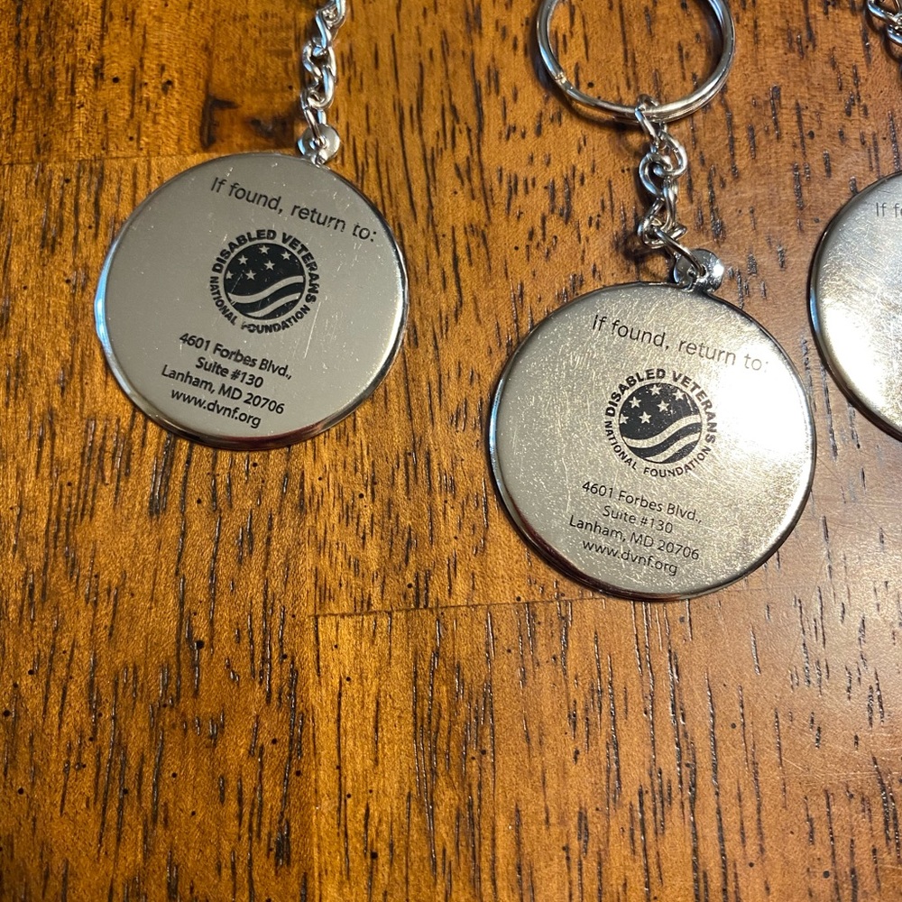 5 keychains, 3 disabled veterans, 1 American flag, 1 Purple Heart foundation - Picture 7 of 8